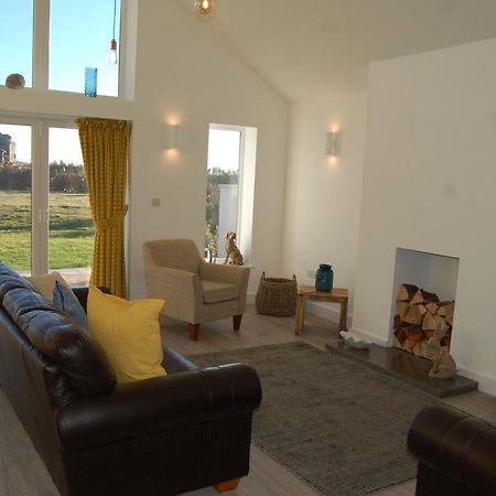 Beautiful, Modern Villa 5 Mins Walk From The Stunning Bay At Trearddur โฮลีเฮด ภายนอก รูปภาพ