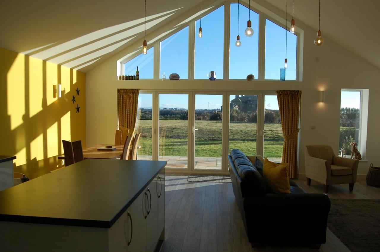 Beautiful, Modern Villa 5 Mins Walk From The Stunning Bay At Trearddur โฮลีเฮด ภายนอก รูปภาพ