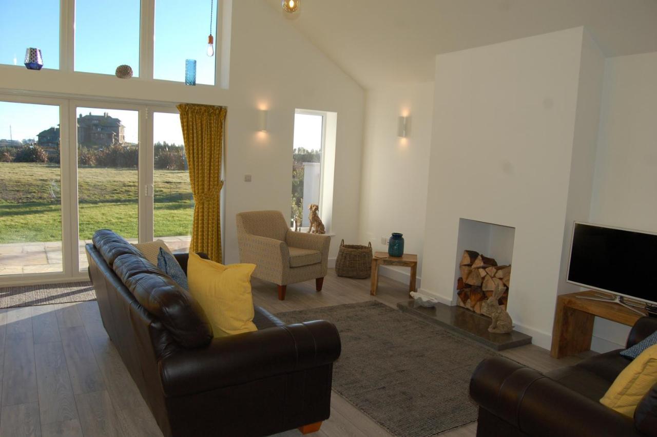 Beautiful, Modern Villa 5 Mins Walk From The Stunning Bay At Trearddur โฮลีเฮด ภายนอก รูปภาพ