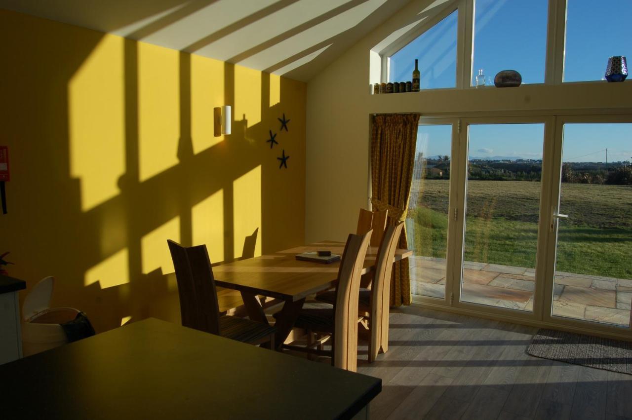 Beautiful, Modern Villa 5 Mins Walk From The Stunning Bay At Trearddur โฮลีเฮด ภายนอก รูปภาพ