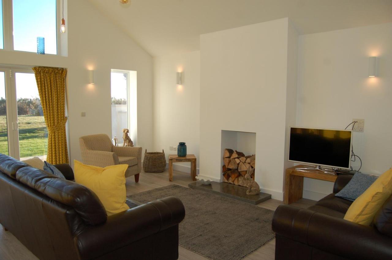Beautiful, Modern Villa 5 Mins Walk From The Stunning Bay At Trearddur โฮลีเฮด ภายนอก รูปภาพ