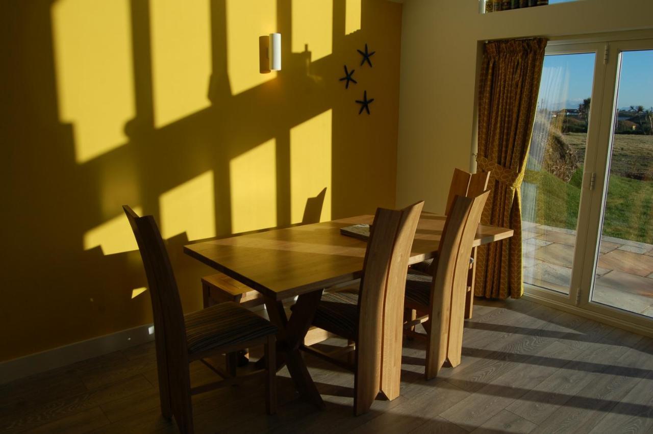 Beautiful, Modern Villa 5 Mins Walk From The Stunning Bay At Trearddur โฮลีเฮด ภายนอก รูปภาพ