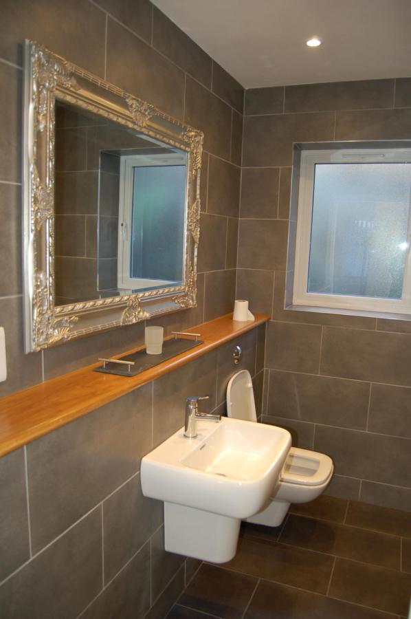 Beautiful, Modern Villa 5 Mins Walk From The Stunning Bay At Trearddur โฮลีเฮด ภายนอก รูปภาพ
